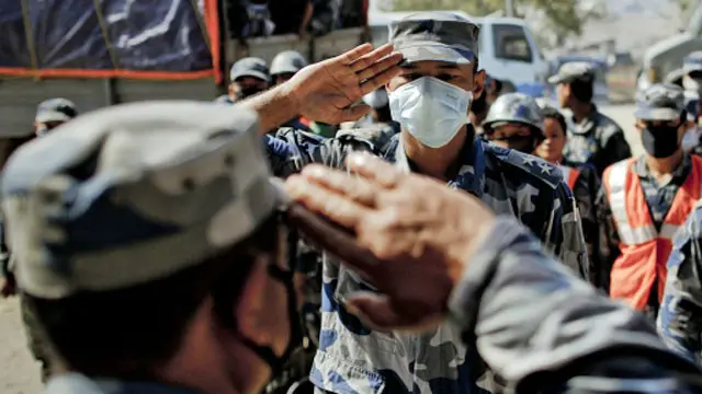 نیپال کے بیشتر فوجی زلزلے سے متاثرین افراد کو امداد فراہم کرنے میں لگے ہوئے ہیں