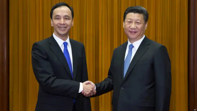 朱立伦（左）与习近平（右）在人民大会堂内握手（4/5/2015）