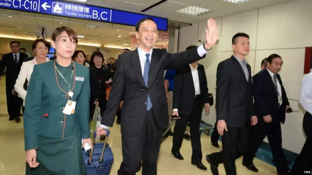 朱立伦（中）在桃园机场向记者挥手（台湾中央社图片5/5/2015）