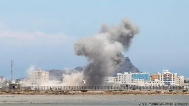 Бои сторонников президента Йемена Хади с повстанцами-хуситами в Адене