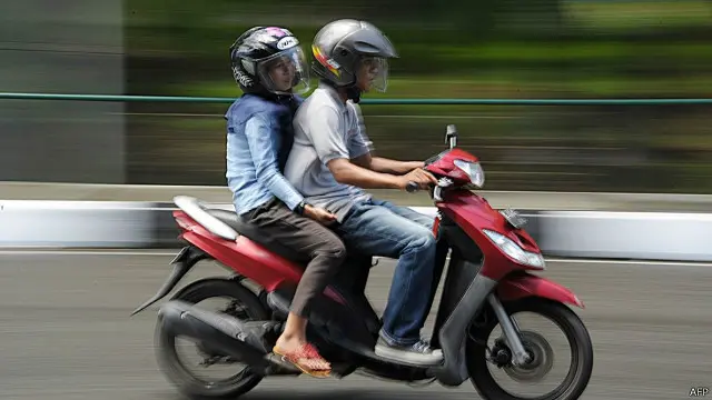 bonceng naik motor