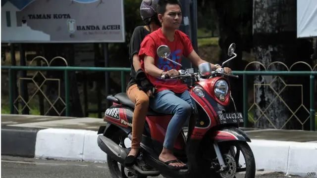 bonceng naik motor