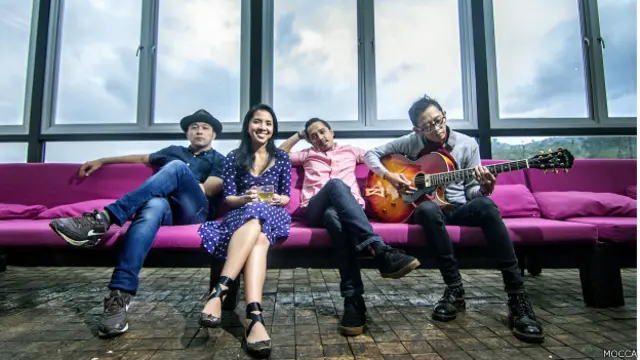 Band Mocca terdiri dari (dari kiri ke kanan) Toma Pratama, Arina Ephipania, Indra Massad, dan Riko Prayitno.