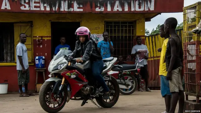 Мотоциклистка