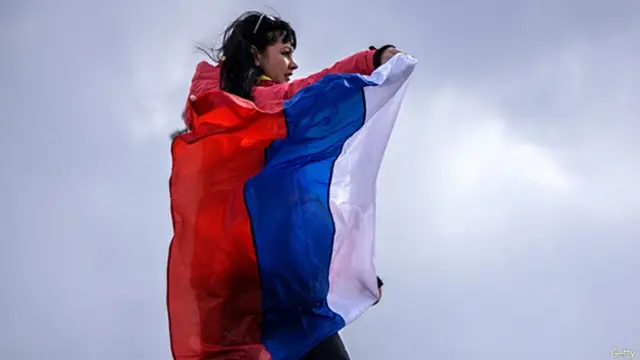 Женщина в российском флаге