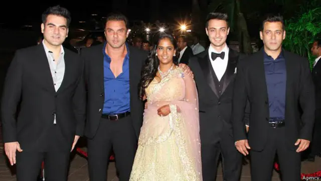 اپنی بہن کی شادی میں سلمان اپنے بھائیوں کے ساتھ