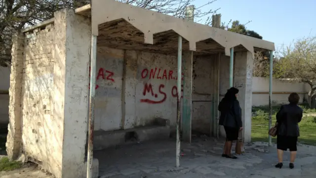 Suraxanı rayonunda keçmiş dayanacaq. Sakinlər bu dayanacağın Sovet vaxtında tikildiyini bildirirlər.