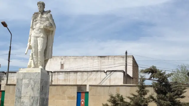 Balaxanıda yerləşən 1941-1945-ci ilə aid heykəl. Məkan təmir olunub, Azərbaycan Respublikasının bayrağı ilə rənglənməsinə baxmayaraq, heykəl çox köhnədir.