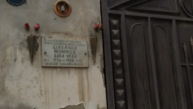 Balaxanı kəndi, xatirə barelyefi. “Beynəlmiləlçilik borcunu yerinə yetirərək həlak olmuş Şabanov Məmməd Baba oğlu 1956-1988 bu evdə yaşamışdır” - bu sözlər kiril hərfləri ilə həkk olunub. 