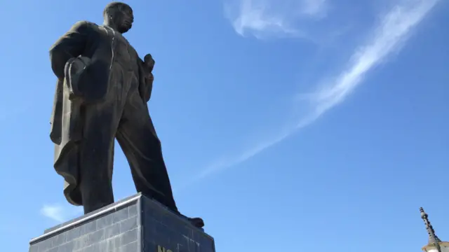 Yasamal rayonunda yerləşən, Azərbaycan SSR-in ilk dövlət və hökumət başçısı, SSRİ MİK-in sədri Nəriman Nərimanovun heykəli.