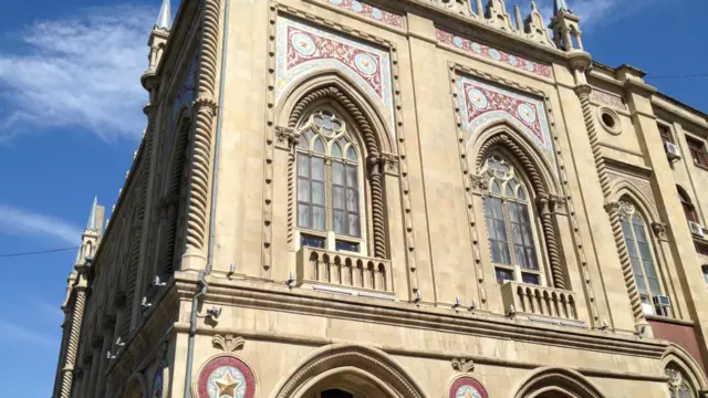 İsmayiliyyə sarayı. İstiqlaliyyət küçəsində yerləşən sarayı Musa Nağıyev oğlu İsmayılın şərəfinə qotik üslubda tikdirib. Sovet dövründə binada bərpa işləri zamanı, fasadında bəzi dəyişikliklərə yer verilib, medalyonlarda beşguşəli qızılı ulduzlar yerləşdirilib.