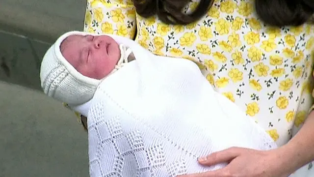 د شهزادګۍ شارلټ له زوکړې وروسته ملکه الیزابت د خپلې کړوسۍ لیدو ته ورغله.