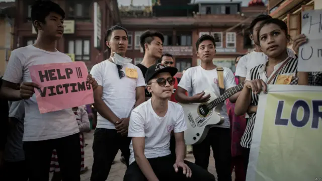 نیپال میں طلبہ زلزلے سے متاثرہ افراد کے لیے موسیقی کے ذریعے امداد کی اپیل کر رہے ہیں۔