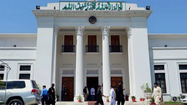 اسمبلۍ دا هم ویلي چې د الطاف حسین له لورې دې د ملي ادارو او حساسو مسلو په اړه د نوموړي د پارونکو څرګندونو له کبله اړین ګام پورته کړي. 