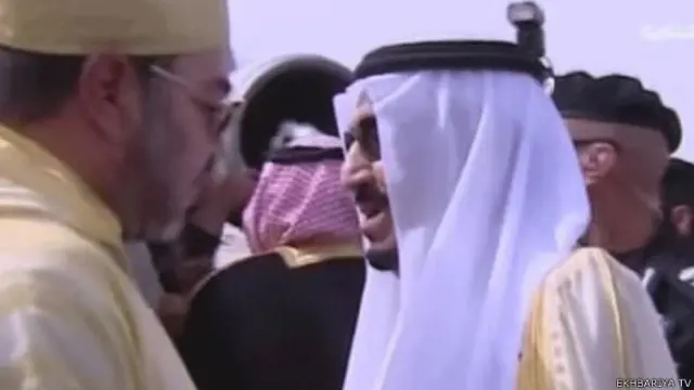 Yayınlanan görüntüde, Riyad Havaalanı'ndaki karşılama töreninde Muhammed el-Tobayşi'nin (ortada), Kral Muhammed'in (solda) Kral Selman tarafından karşılanmasından hemen sonra bir fotoğrafçıyı tokatladığı anlaşılıyor. 