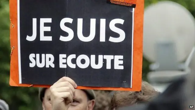 一些不满这部法律的人士对此进行抗议。