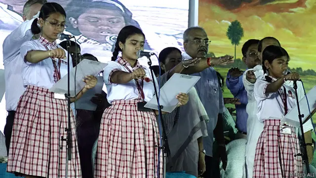 स्कूली बच्चों के साथ ममता बनर्जी