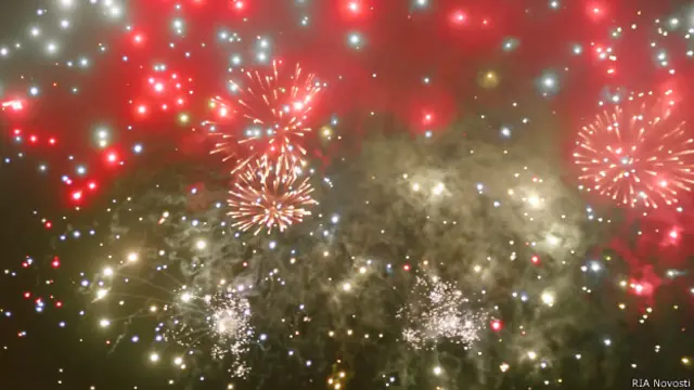 Салют на Мамаевом кургане в честь 70-летия окончания Сталинградской битвы