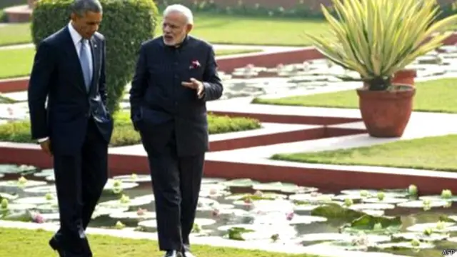 Tổng thống Mỹ Barack Obama có buổi vừa đi vừa họp với Thủ tướng Ấn Độ Narendra Modi. (Hình: Saul Loeb/AFP/Getty Images)