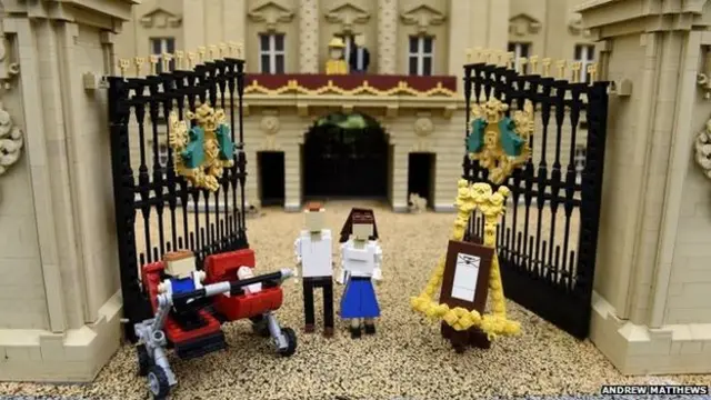 乔治王子坐在童车里，身边多了妹妹夏洛特。