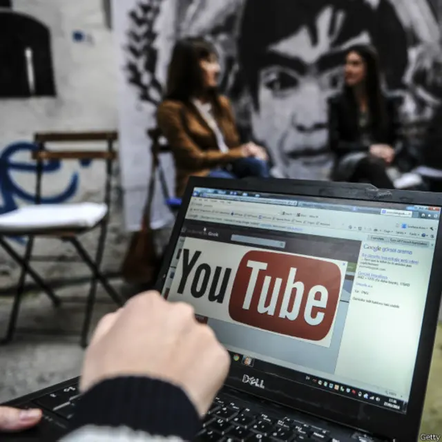 Puedes solicitar a YouTube que elimine contenido concreto.
