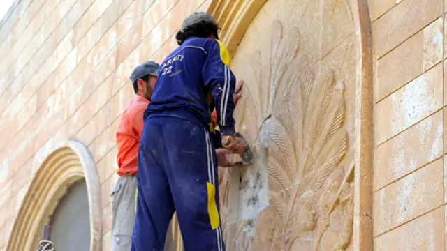 عمال يزيلون النقوش من جدران الفندق