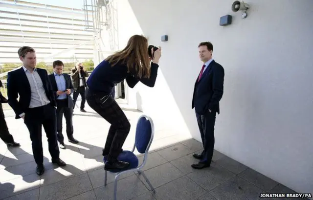 另一家通讯社的女同事拦下自民党领袖副首相克莱格，要求为其拍照。请注意女同事身后那位男士的倾慕眼神。