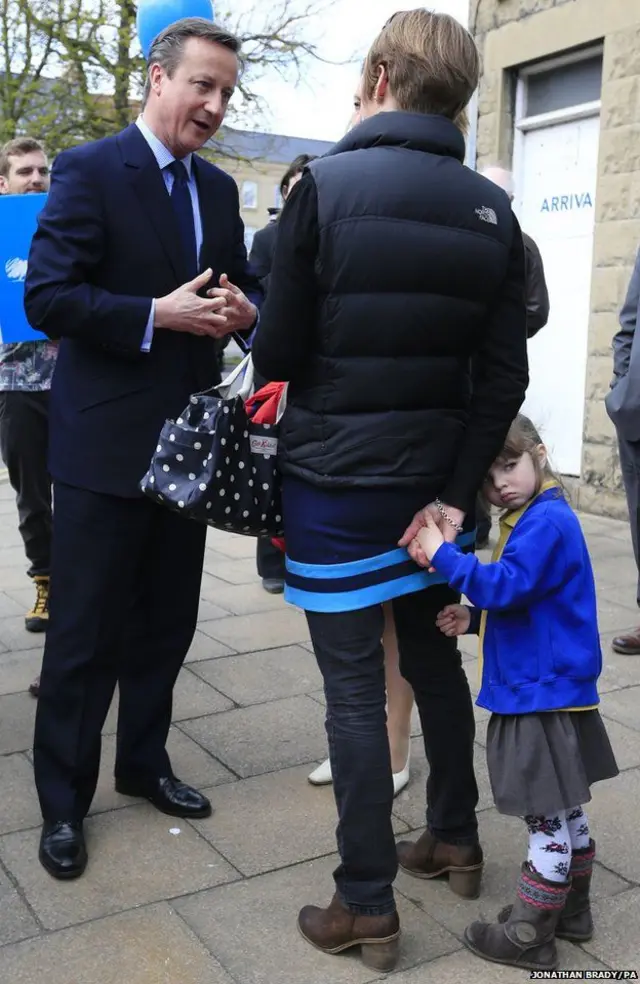 卡梅伦在伦敦社区拉票。小姑娘嘟噜着小嘴和卡梅伦的满脸诚恳相映成趣。