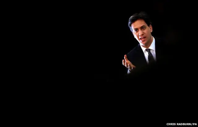 工党领袖米利班德总喜欢选择在工党红色标志前发表竞选演说，这张没有工党红色背景的照片是在竞选早期拍下的。