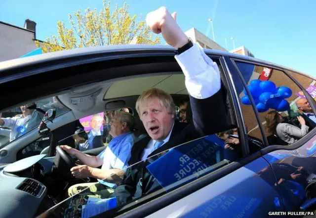 伦敦市长鲍里斯·约翰逊为保守党成员助选，引起公众和媒体相当的追捧。他离开时，向支持者们竖起大拇指，脸上还带着明显的红唇印。