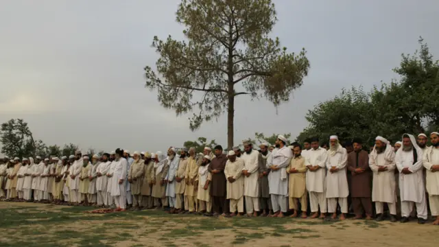 پاکستان کے صوبہ خیبر پختونخوا کے دارالحکومت پشاور میں امریکی ریاست ٹیکساس کے علاقے ڈیلس شہر میں پیغمبر اسلام کے خاکوں سے متعلق ایک منعقد ہ کانفرنس کے باہر فائرنگ کرنے والے دو حملہ آوروں کی غائبانہ نماز جنازہ ادا کی گئی۔(تصاویر: بلال احمد)