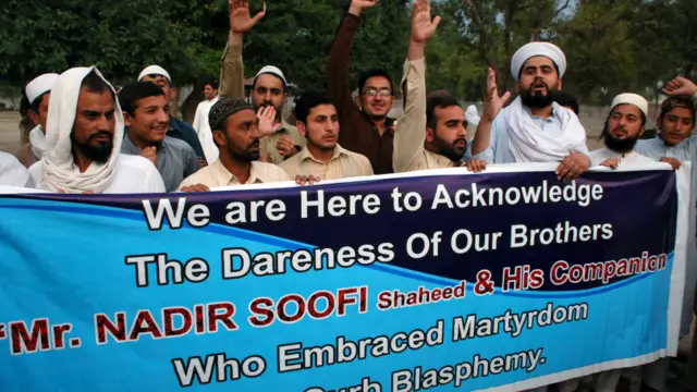 نماز جنازہ کے بعد لوگوں نے پیغمبرِ اسلام کے بارے میں گستاخانہ کانفرنس کے خلاف اور حملہ آوروں کے حق میں نعرے لگائے۔