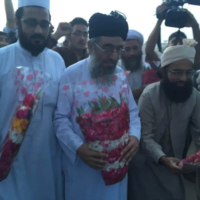 غائبانہ نماز جنازہ کے بعد حملہ آوروں کے ناموں کے آگے پھولوں کےگلدستے رکھ کر انھیں خراج عقیدت پیش کیاگیا۔