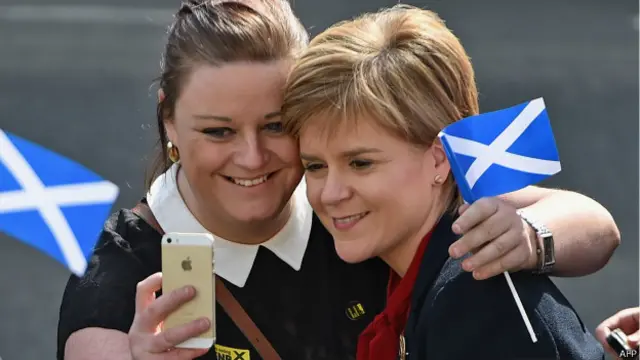 SNP lideri Sturgeon, 'Seçim kampanyası boyunca kaç selfie çektirdiğimi bilmiyorum' diyor.