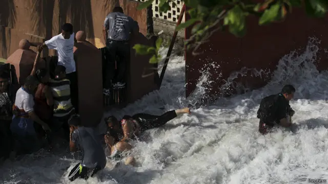 Em La Libertad (El Salvador), as pessoas foram literalmente arrastadas pelas ondas