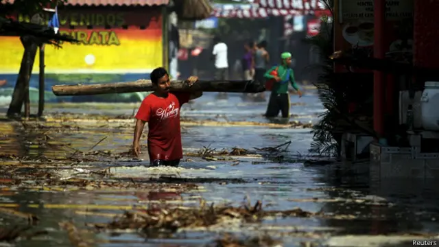 Em El Majahual, El Salvador, as ondas inundaram parte da cidade