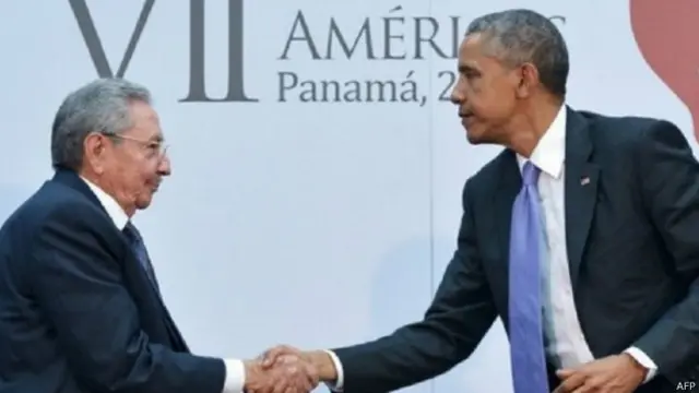 Tổng thống Raul Castro và ông Obama trong cuộc gặp ở Panama, tháng 4/2015