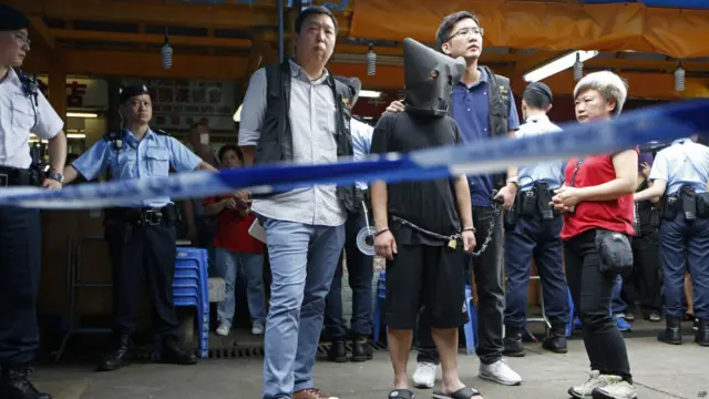 香港警方探员押解绑架案嫌疑人郑兴旺（带头套者）到九龙彩虹重组案情（5/5/2015）