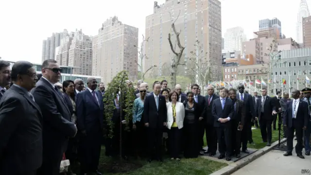 联合国秘书长潘基文和联大主席库泰萨在大会开始前共同载下一棵“国际和平与团结树”，纪念二战胜利和联合国成立70周年。