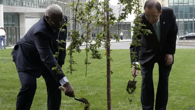 联合国秘书长潘基文和联大主席库泰萨在大会开始前共同载下一棵“国际和平与团结树”，纪念二战胜利和联合国成立70周年。