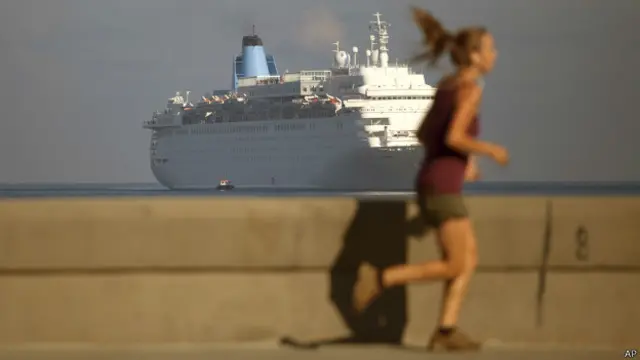 Круизный лайнер у берегов Кубы