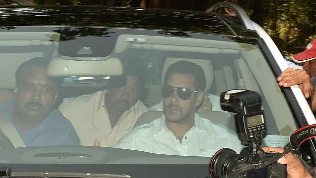 سلمان خان بدھ کی صبح مقررہ وقت پر سفید قمیص میں عدالت پہنچے