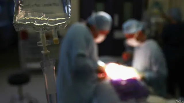 Médicos durante cirurgia (Foto: Getty)