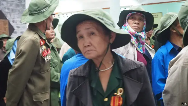 越南老軍人參觀美萊村大屠殺紀念館