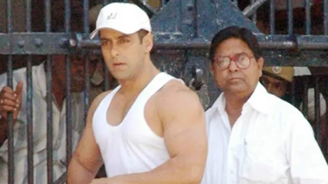 سلمان خان پہلے بھی جیل کی سزا کاٹ چکے ہیں، اس تصویر میں وہ جیل سے باہر نکلتے ہوئے نظر آ رہے ہیں