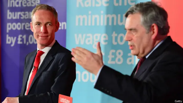 İşçi Partisi'nin İskoçya'daki lideri Jim Murphy (sol) ile eski Başbakan Gordon Brown İskoç seçmenlere sesleniyor. 