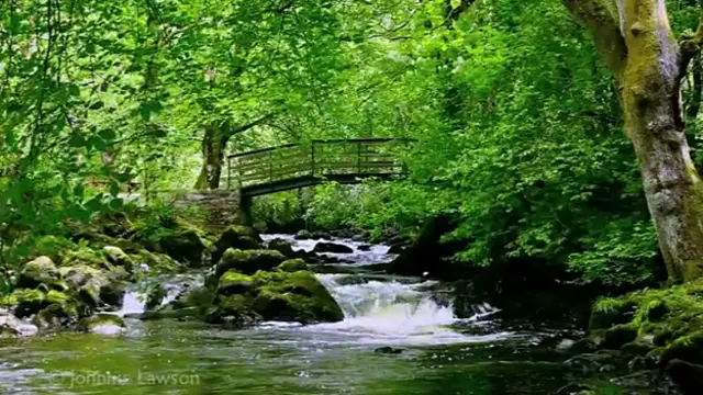 imagen del lago Holy Well en Belcoo, Fermanagh, Irlanda