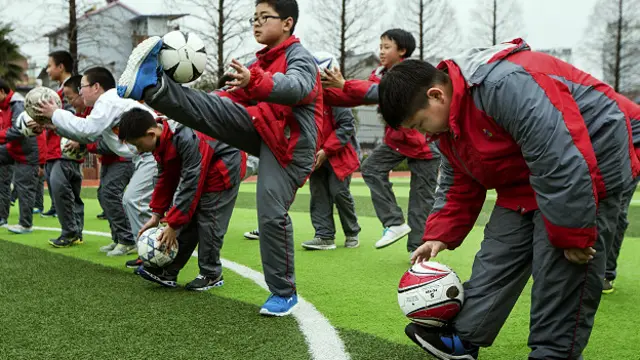 中国小学生在学踢足球