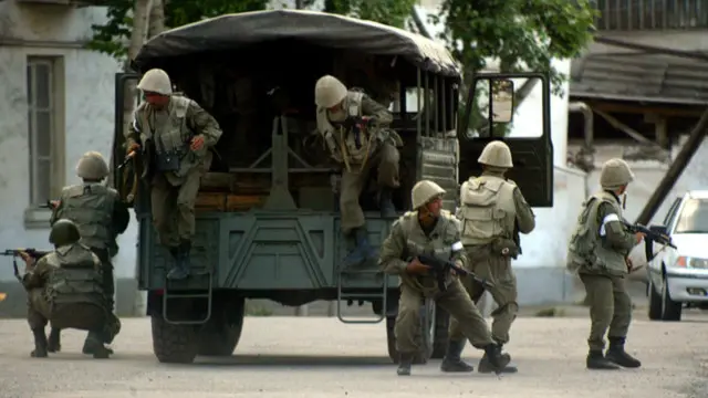 2005 йил 13 майида Андижон шаҳри марказидаги Бобур майдонида ҳукумат кучлари аксарияти қуролсиз бўлган тинч намойишчиларни ўққа тутган.