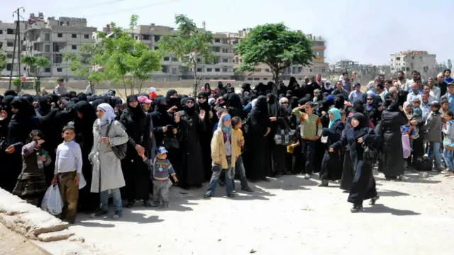 يترقب آلاف السوريين المساعدات الإنسانية التي باتت مصدر الحياة الرئيسي لهم.